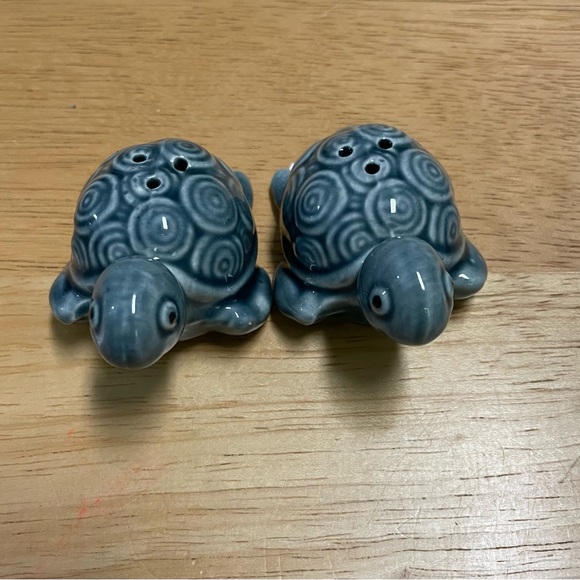 3/$10 Turtle Salt & Pepper Shakers- Cracker Barrel - Picture 2 of 12